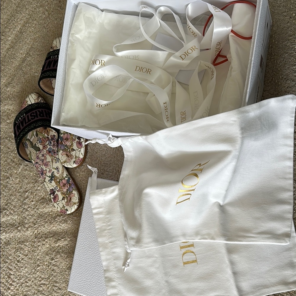 Dior Black and Cream Sandals with Floral Footbed - Picture 4 of 5